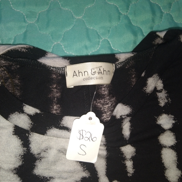 🆕️ black n white top 🆕️ - Picture 2 of 2